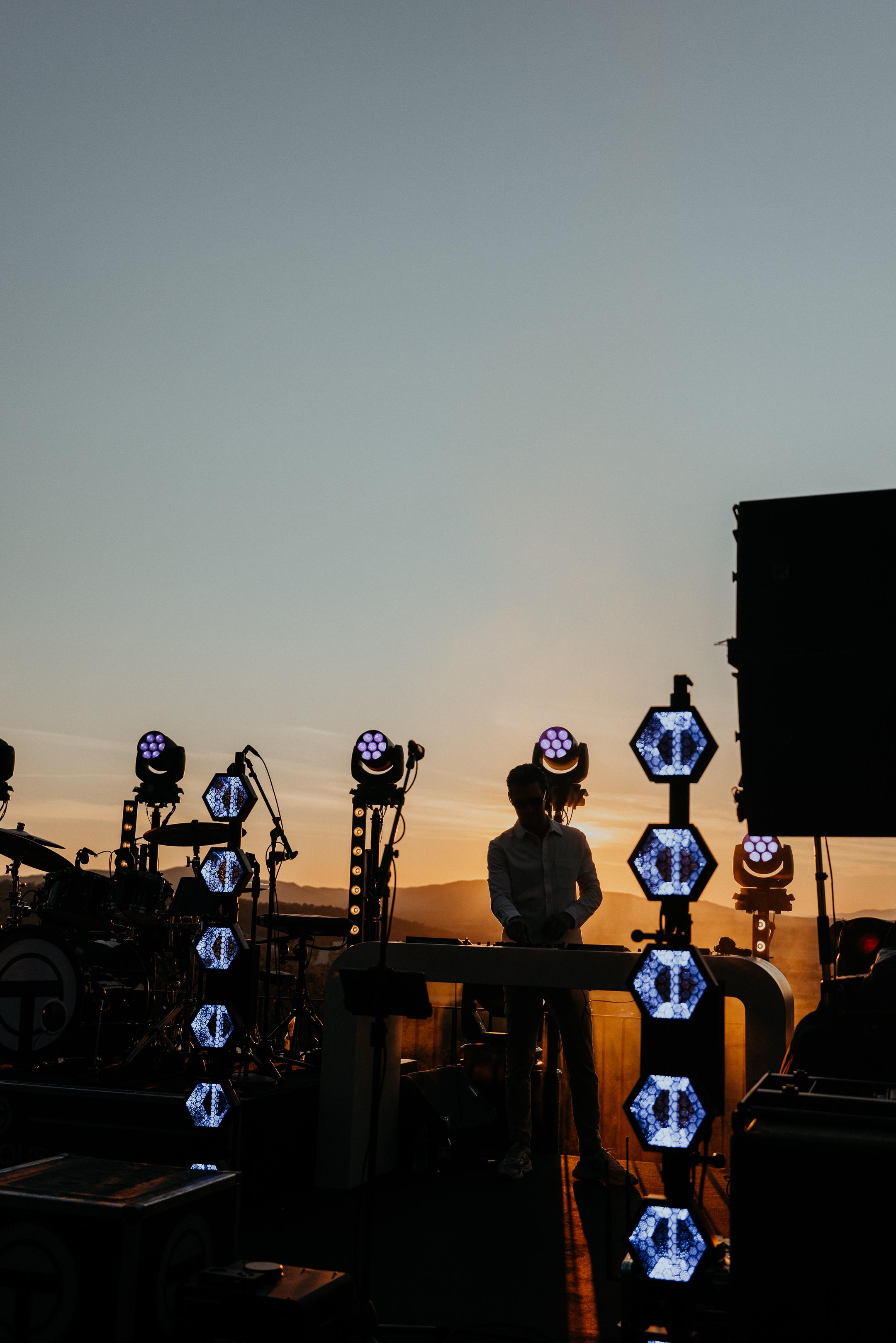 Daan Geeven achter de DJ-booth bij zonsondergang
