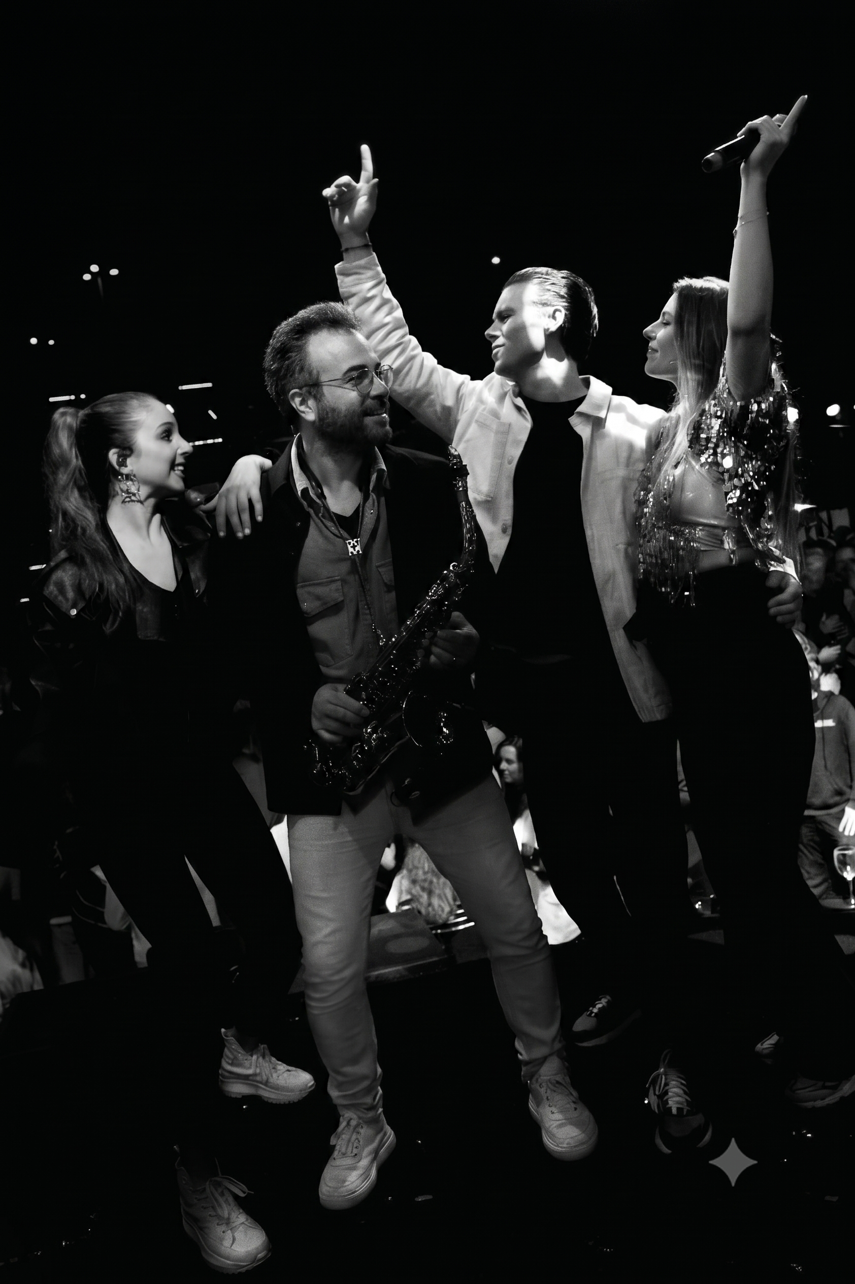 Daan Geeven met saxofonist, vocalist en percussionist op het podium