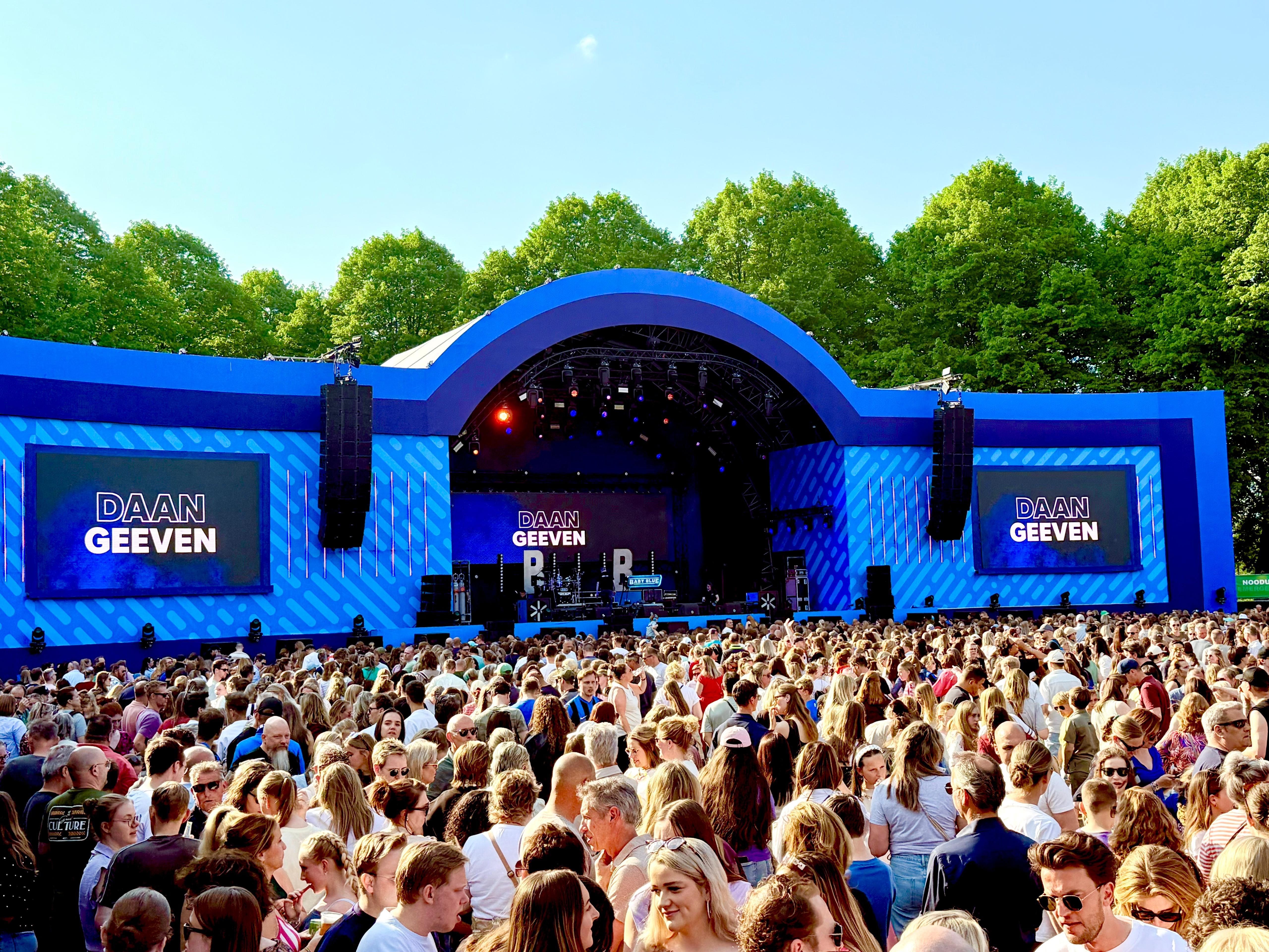 Daan Geeven op een groot festivalpodium met publiek