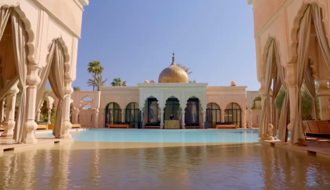 Daan Geeven op locatie bij een luxe resort